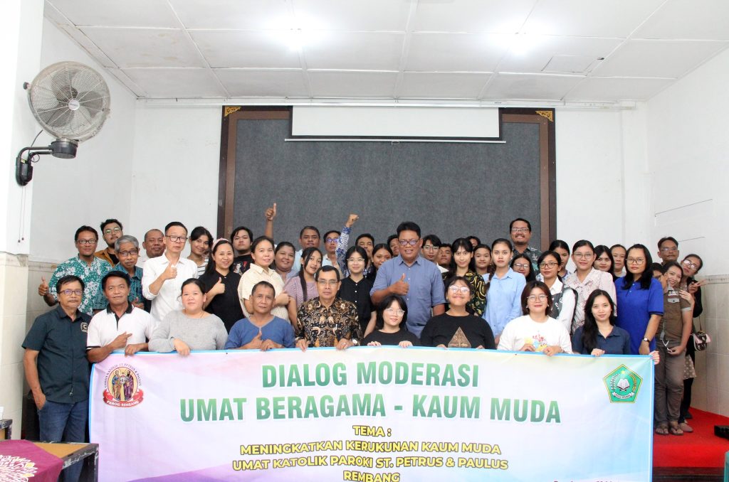 Dialog modernisasi umat beragama – kaum muda dengan tema ” Meningkatkan kerukunan kaum muda umat katolik Paroki St. Petrus dan Paulus Rembang”