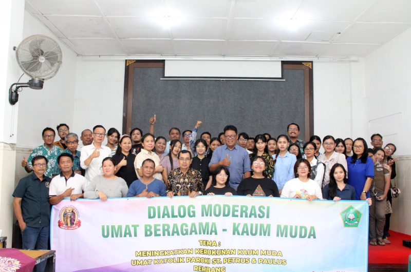 Dialog modernisasi umat beragama – kaum muda dengan tema ” Meningkatkan kerukunan kaum muda umat katolik Paroki St. Petrus dan Paulus Rembang”